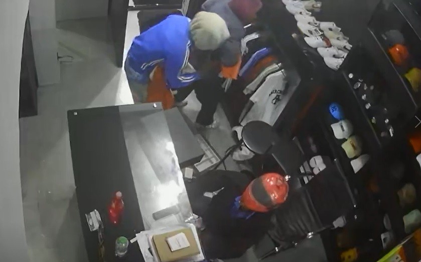 Grupo com adolescentes suspeito de furtar loja de roupas é apreendido após gasolina do carro acabar na fuga