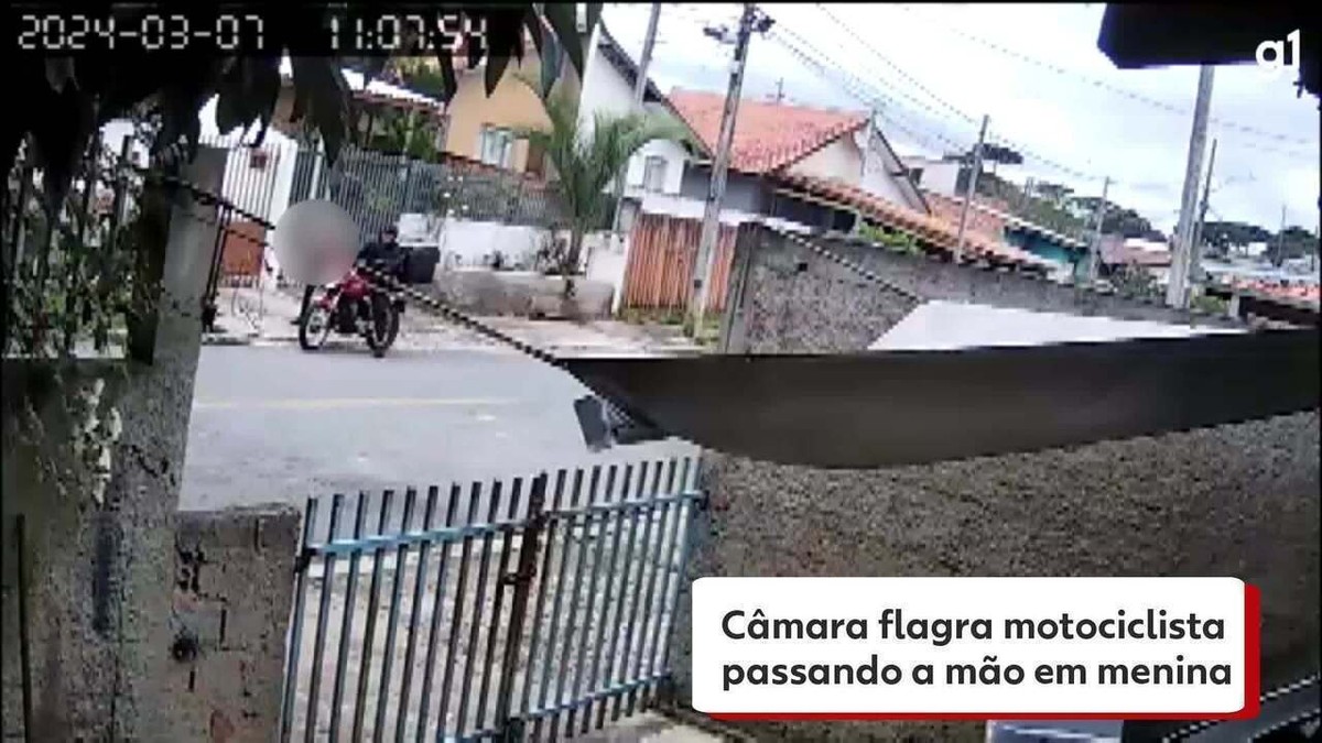 Câmara flagra motociclista passando a mão em menina