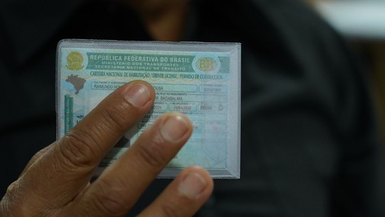 CNHs suspensas despencam mesmo com recorde de multas - Especialistas ouvidos pelo g1 explicam que, apesar do reforço na fiscalização, mortes no trânsito aumentaram com afrouxamento das punições. Segundo eles, código de trânsito flexibilizou as suspensões ao elevar limite de pontos e reduzir multa para uso de CNPJ.
