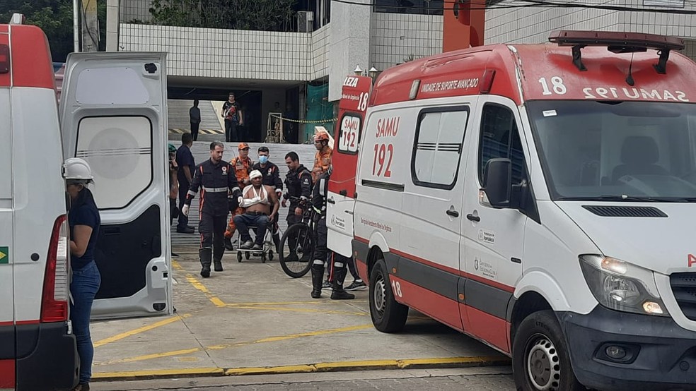 Trabalhador é resgatado após ficar pendurado em andaime que se rompeu em prédio em Fortaleza — Foto: Arnaldo Araújo/TV Verdes Mares