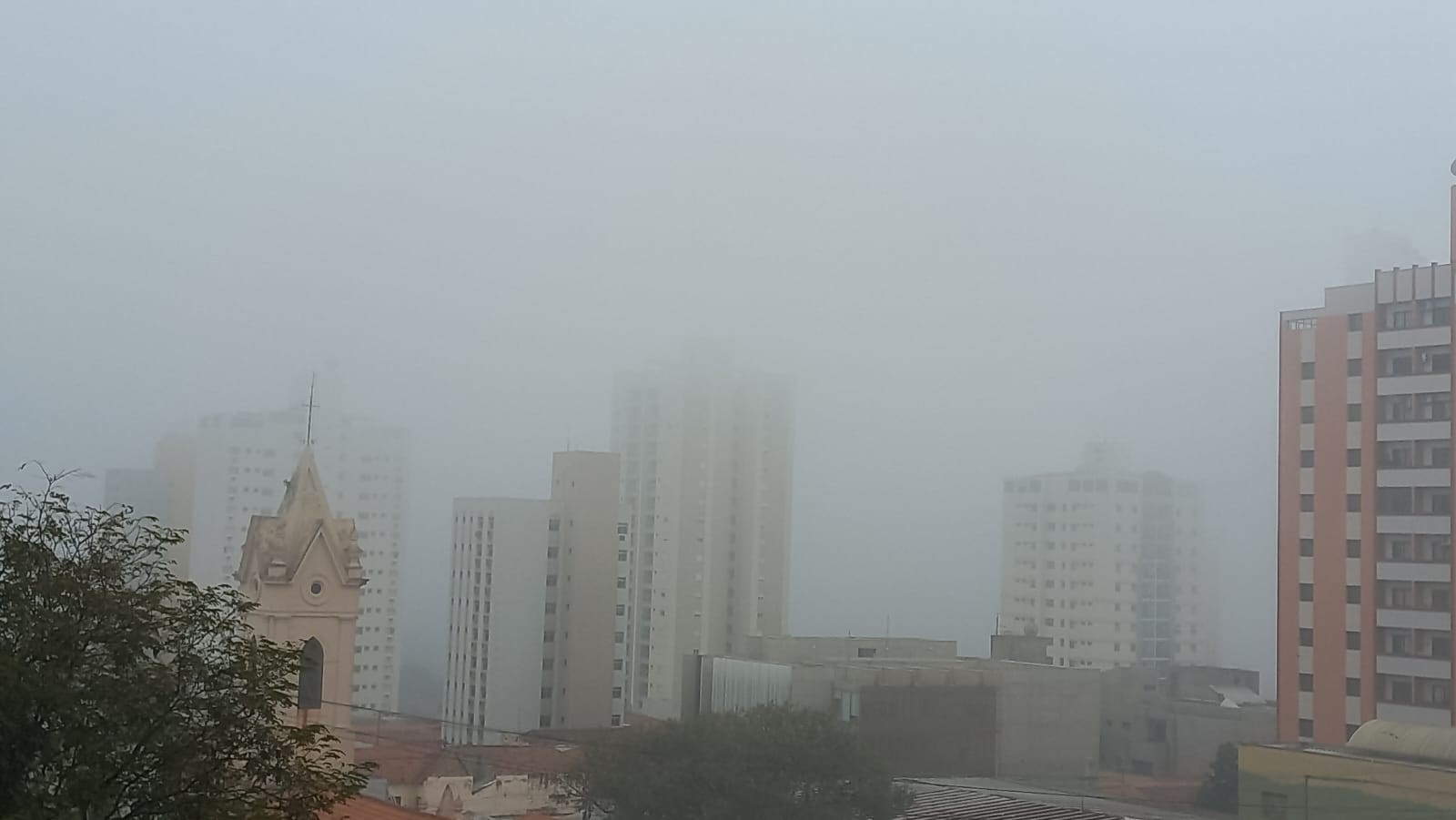 Neblina encobre prédios na região Central de Piracicaba; entenda por que fenômeno é comum no inverno