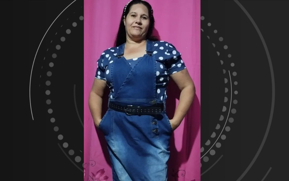 Mulher de 44 anos morreu após a motocicleta em que ela estava bater em um carro — Foto: Reprodução/Redes Sociais