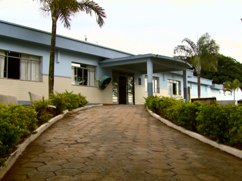 Prédio do antigo hospital psiquiátrico Otto Krakauer começa a ser demolido por questões de segurança em Passos, MG