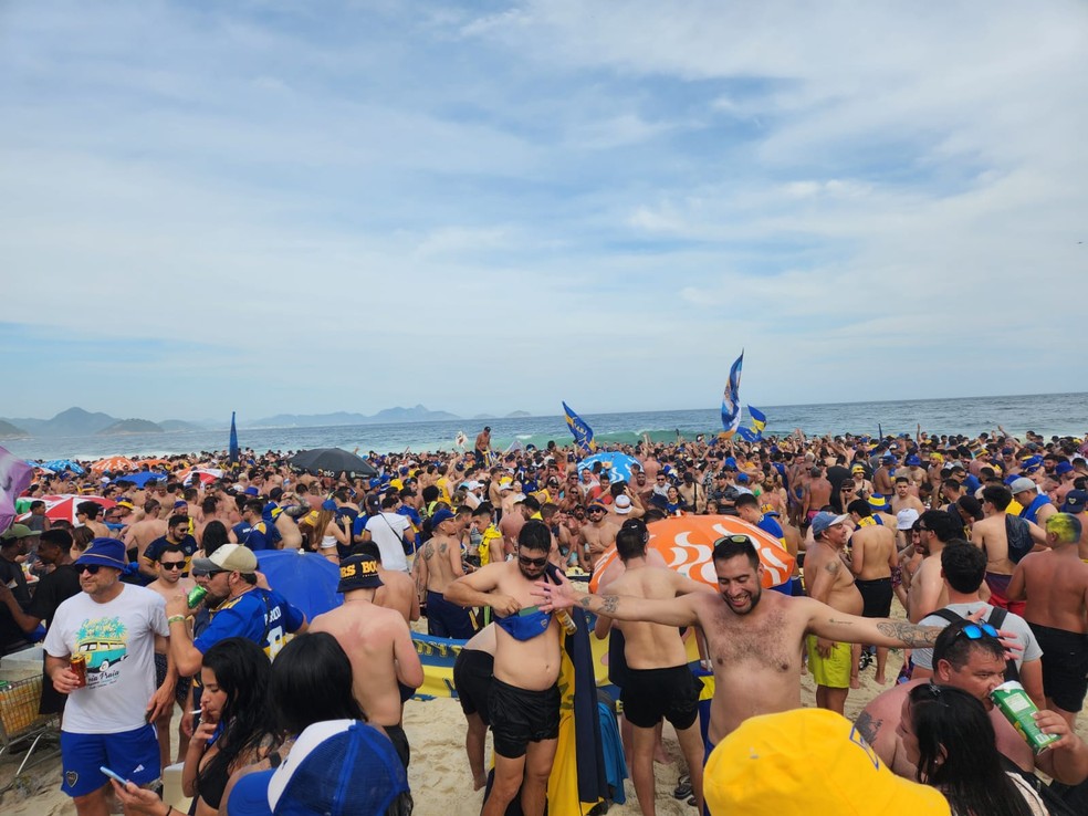 Torcedores do Boca ocupam trecho da faixa de areia em Copacabana — Foto: Raoni Alves/g1