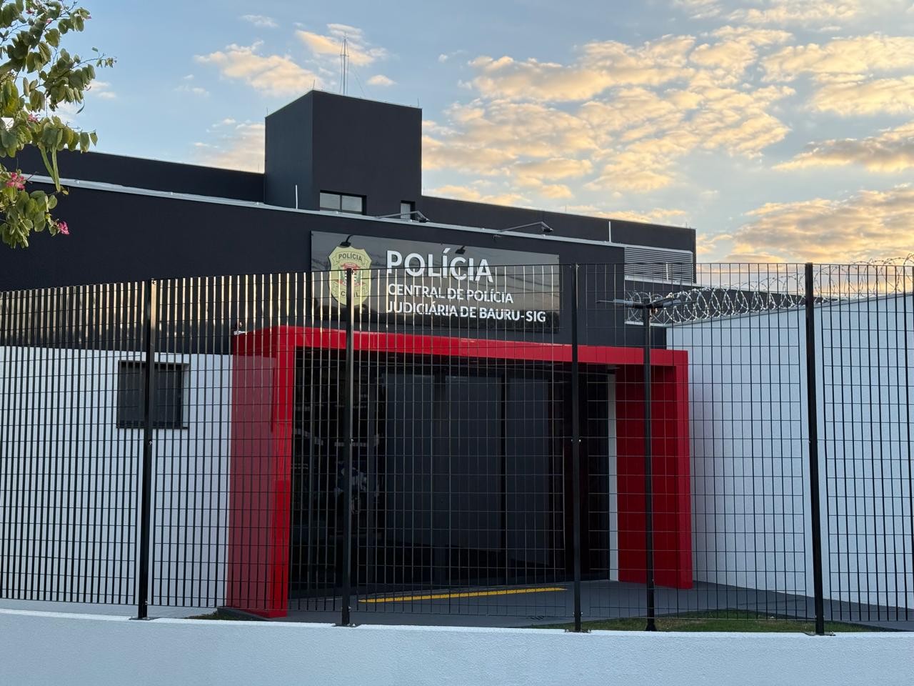 Polícia investiga morte de homem encontrado sem roupas dentro de carro em Bauru 