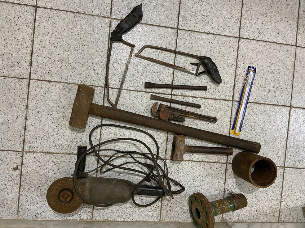 No local também foram encontrados materiais que serviam para a retirada dos tubos — Foto: SSP/SE