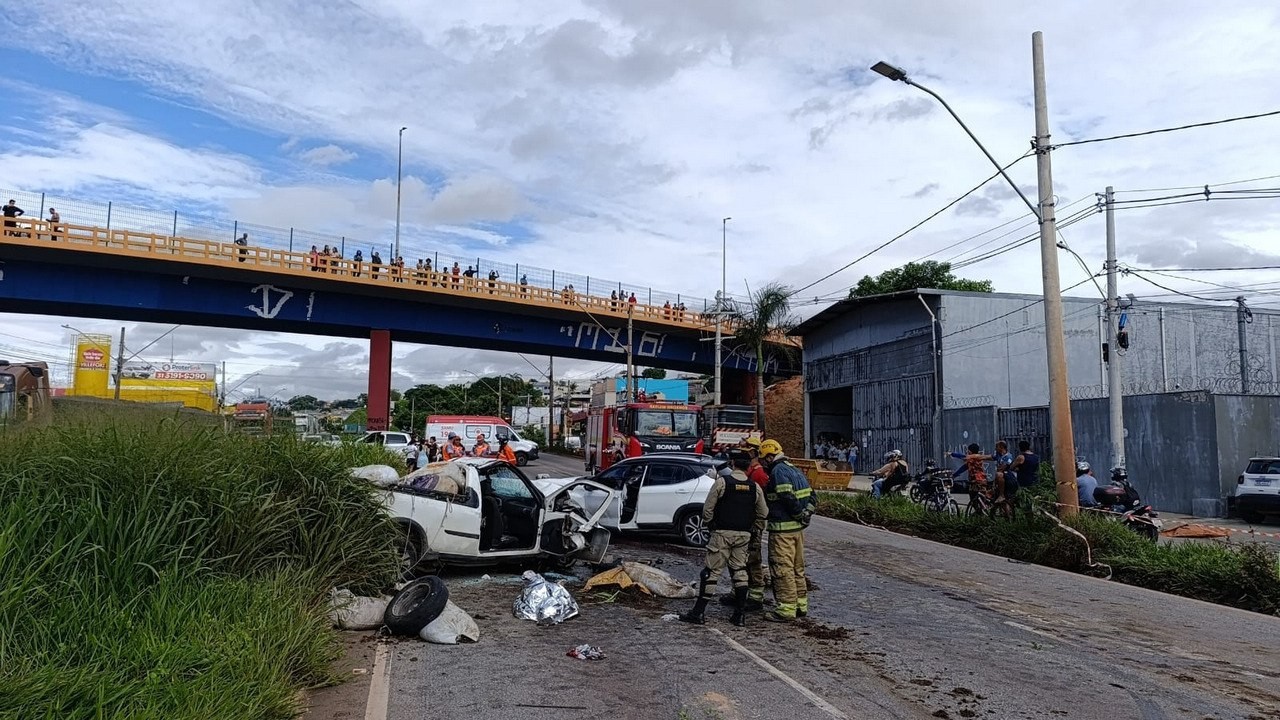 Acidente com três carros causa morte na Via Expressa, na Grande BH