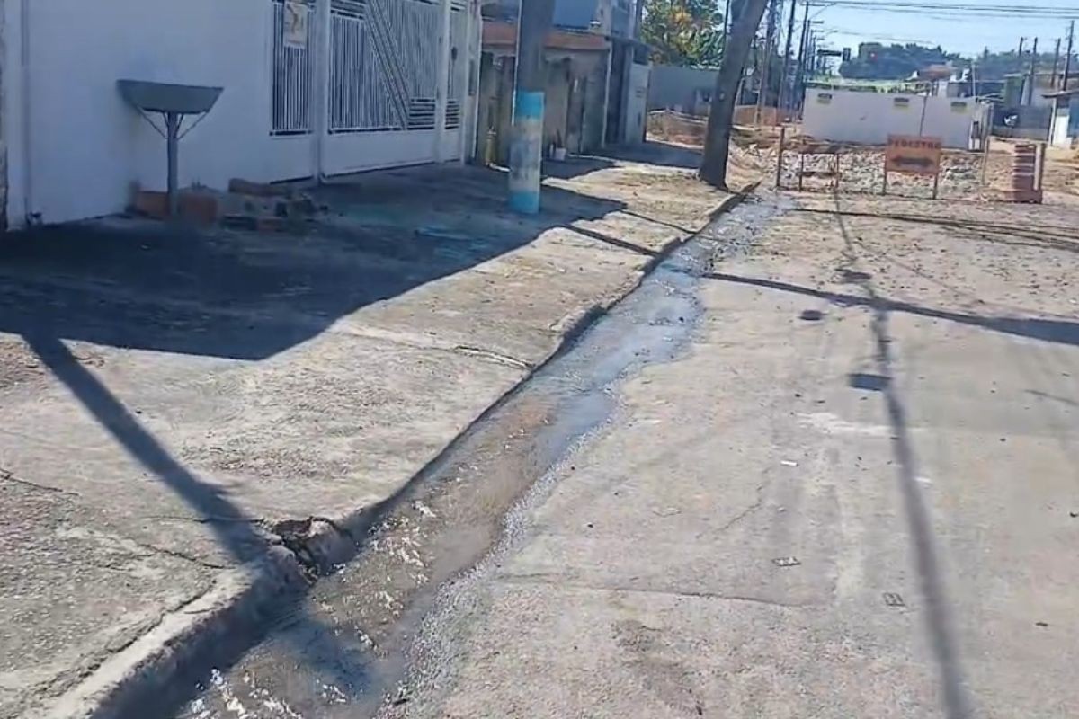 Vazamento em rua com crateras afeta abastecimento de água em bairros da Zona Sul de São José dos Campos