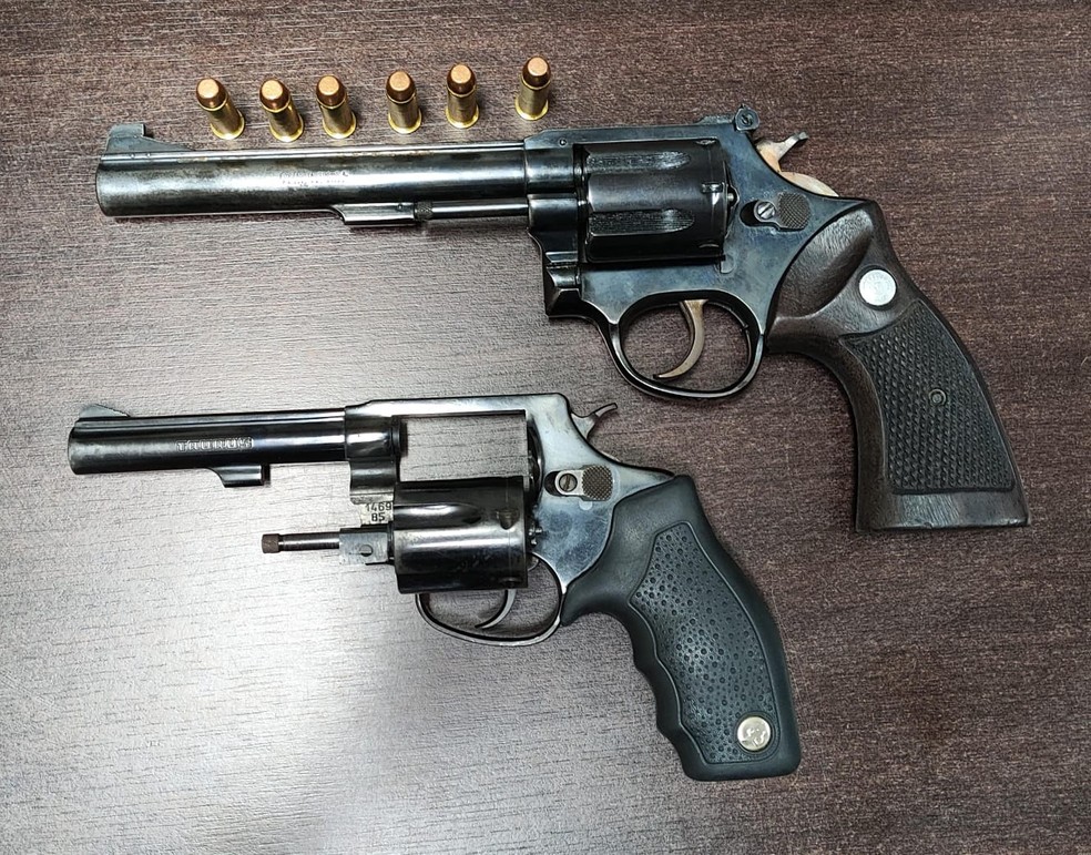 Tio e sobrinho são presos por porte ilegal de arma de fogo em Presidente Prudente (SP) — Foto: Polícia Civil