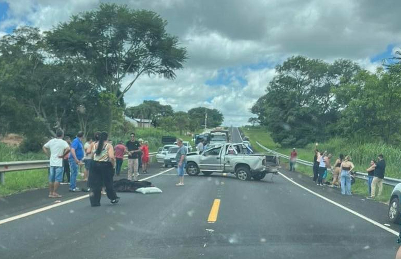 Casal morre e filho fica em estado grave após caminhonete capotar em Bebedouro, SP