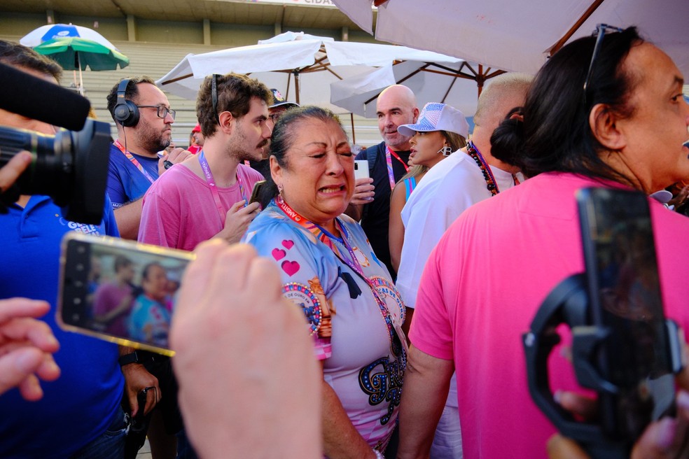 Presidente da Rosas de Ouro chora ao saber que é campeã do carnaval de 2025, oitavo título da escola da Brasilândia, na Zona Norte. — Foto: Luiz Franco/g1