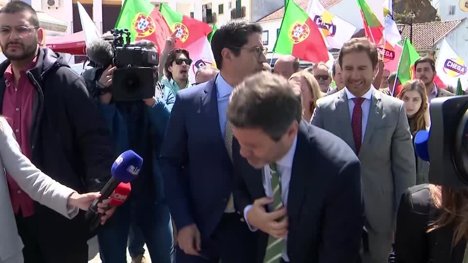 Líder da extrema direita de Portugal passa mal mais uma vez durante comício