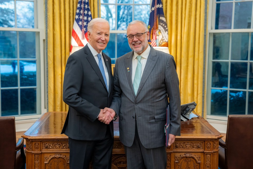 O embaixador da África do Sul, Ebrahim Rasool, ao lado do então presidente Joe Biden, em 13 de janeiro de 2025 — Foto: Embaixada da África do Sul em Washington