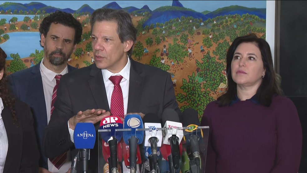 O ministro da Fazenda, Fernando Haddad, e a ministra do Planejamento, Simone Tebet, durante anúncio do congelamento no Orçamento — Foto: Reprodução