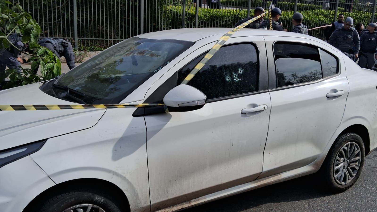 Motorista sofre tentativa de assalto e é baleado por falso e