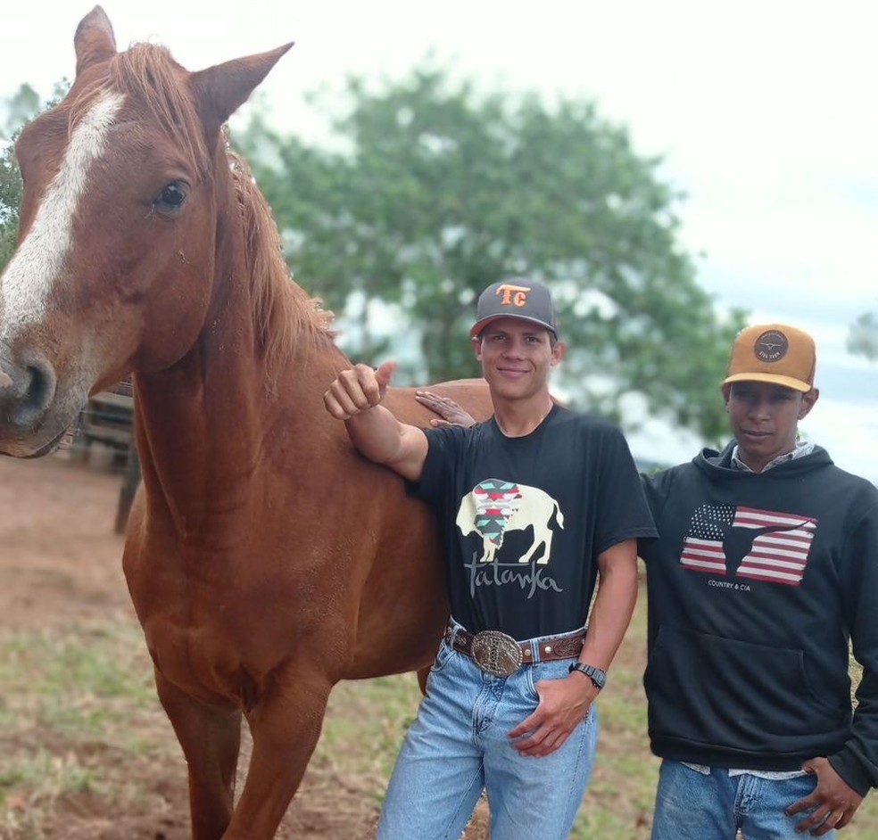 Kevin (à direita) com o amigo de infância Diogo dias antes de morrer após ser pisoteado por touro em rodeio no Paraná — Foto: Arquivo pessoal