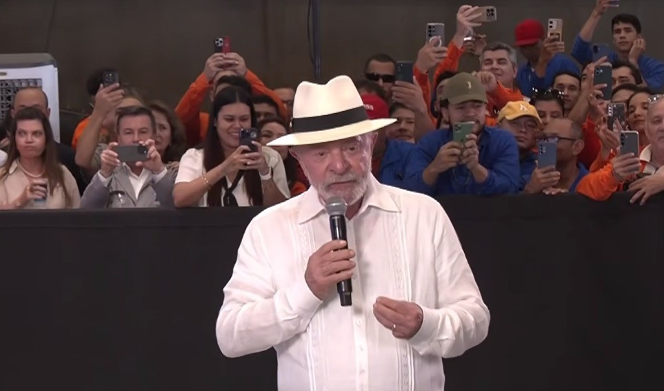Após fala sobre mulher e trabalho doméstico, Lula diz que homens têm que entrar na cozinha e dividir afazeres da casa
