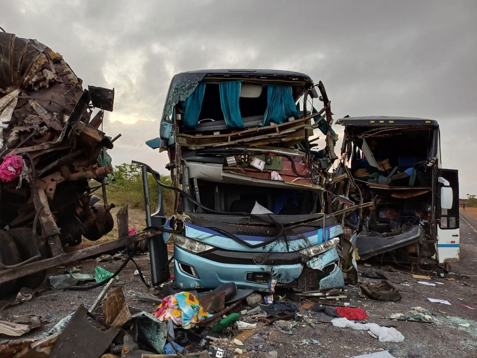 ônibus ficou completamente destruído após o acidente na BR-110 — Foto: Redes sociais