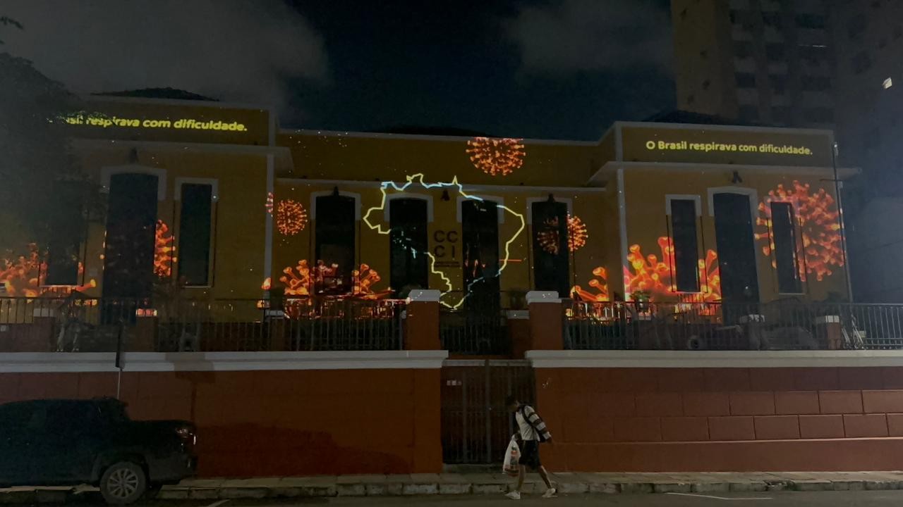 Vítimas da Covid-19 e profissionais de saúde são homenageados em projeção no Centro Histórico de Manaus