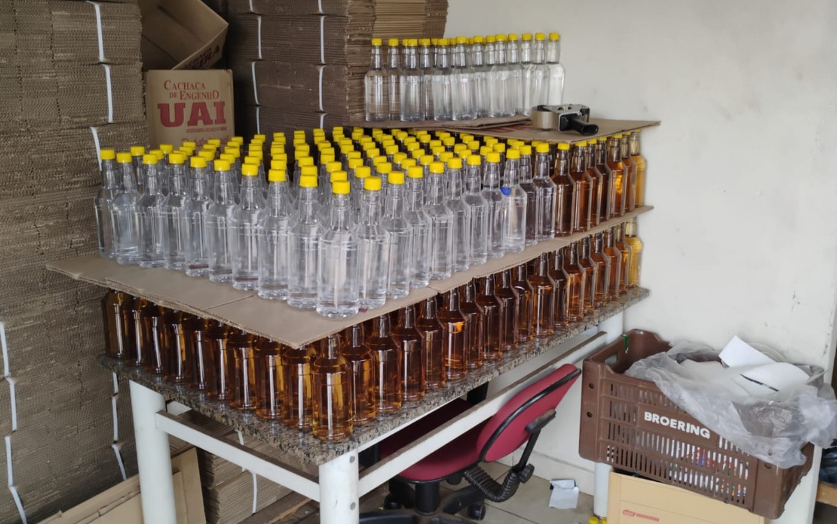 Homem é preso suspeito de misturar álcool e corante para simular cachaça em fábrica clandestina em SP