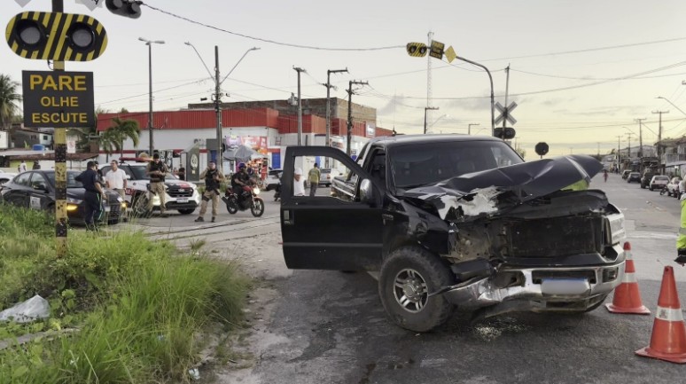 Carro colide com trem e motorista fica preso às ferragens, em João Pessoa