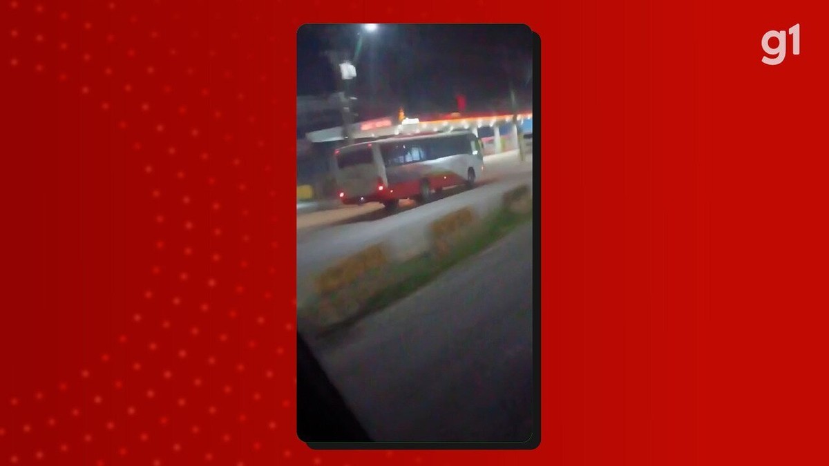 Ônibus é flagrado na contramão de avenida na Zona Norte de Manaus; VÍDEO