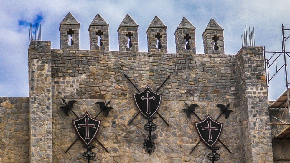 Brasões medievais adornam muralhas de cidade medieval no Ceará — Foto: Fazenda Thanks/Divulgação