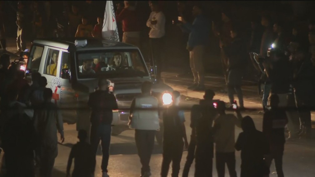Carro da Cruz Vermelha com israelenses libertados após mais de um mês como reféns do Hamas é visto cruzando a fronteira entre Gaza e Egito, em 24 de novembro de 2023. — Foto: Reprodução/ Reuters