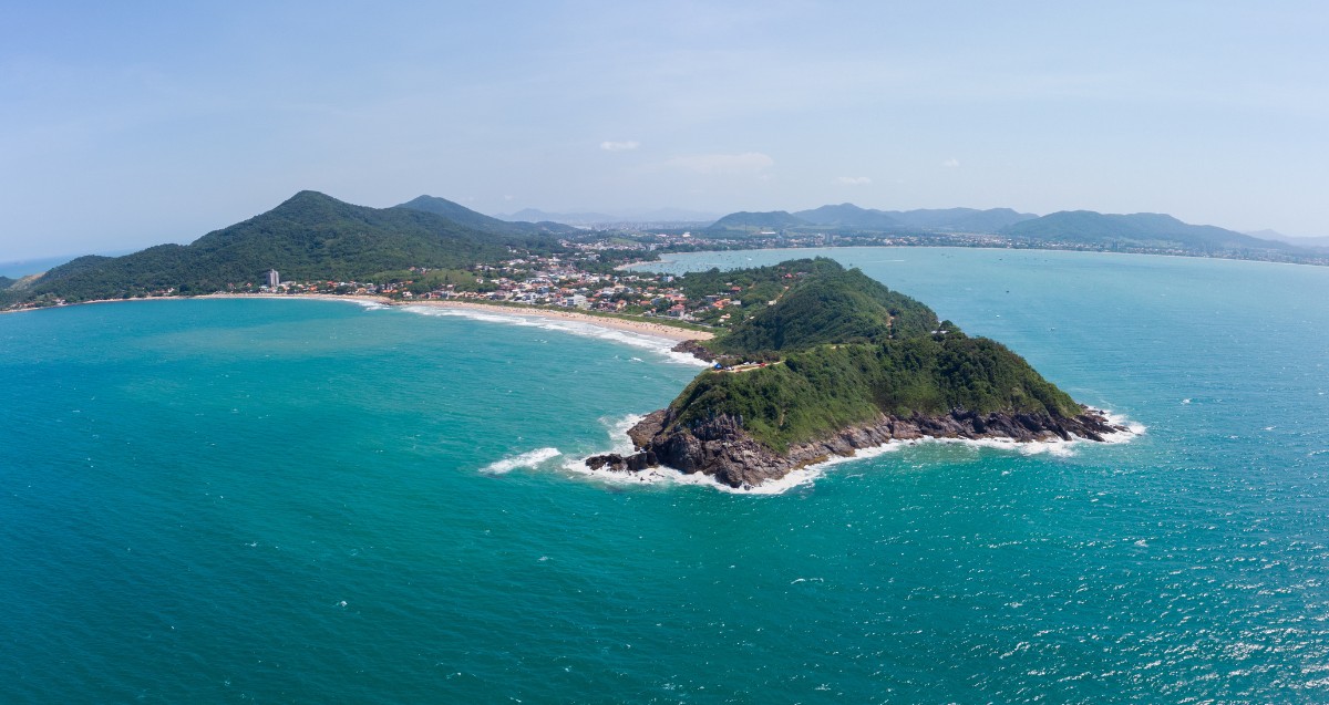 Praias, diversão e natureza: O que fazer em Penha, cidade do maior parque temático da América Latina