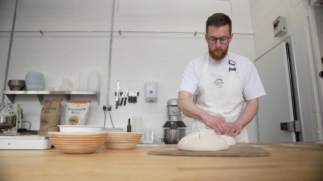 Como cientistas querem transformar o pão branco em alimento mais saudável