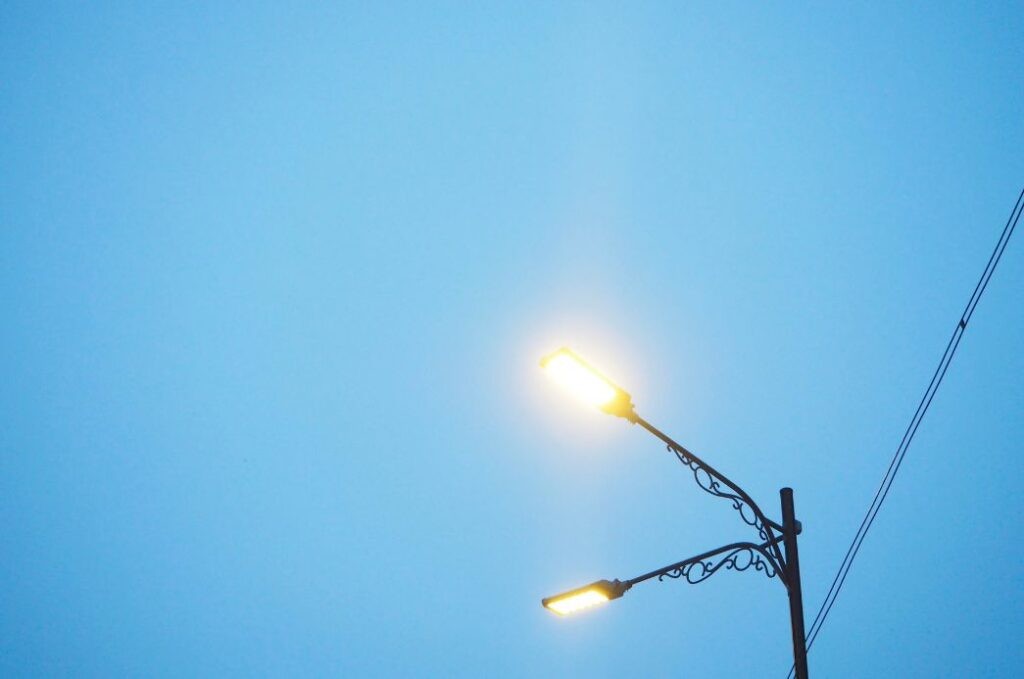 Cubatão instala QR Codes em 14 mil postes para agilizar manutenção da iluminação pública