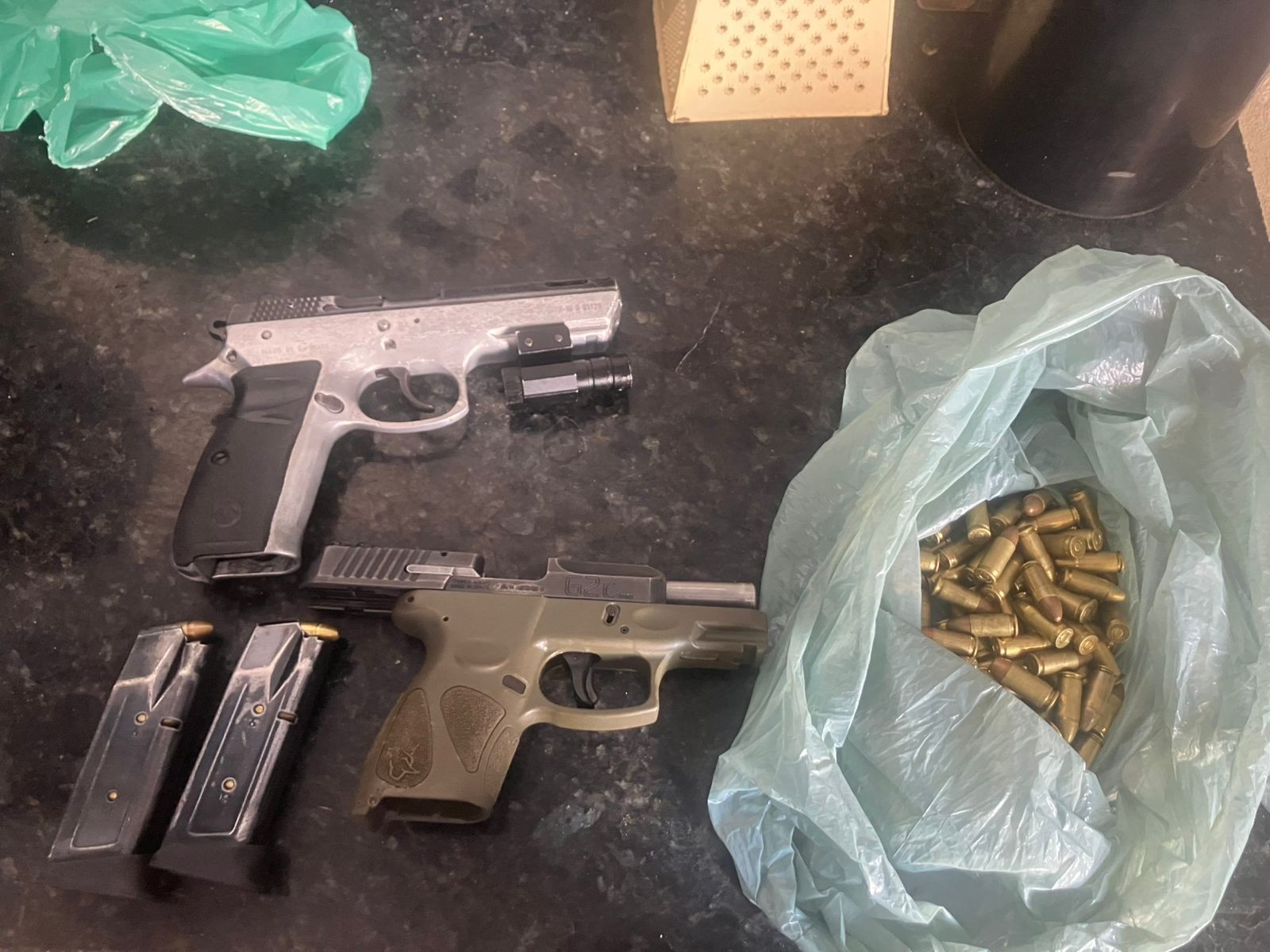 Duas pessoas são presas e mais de R$ 24 mil, armas e drogas apreendidos em São Francisco de Itabapoana