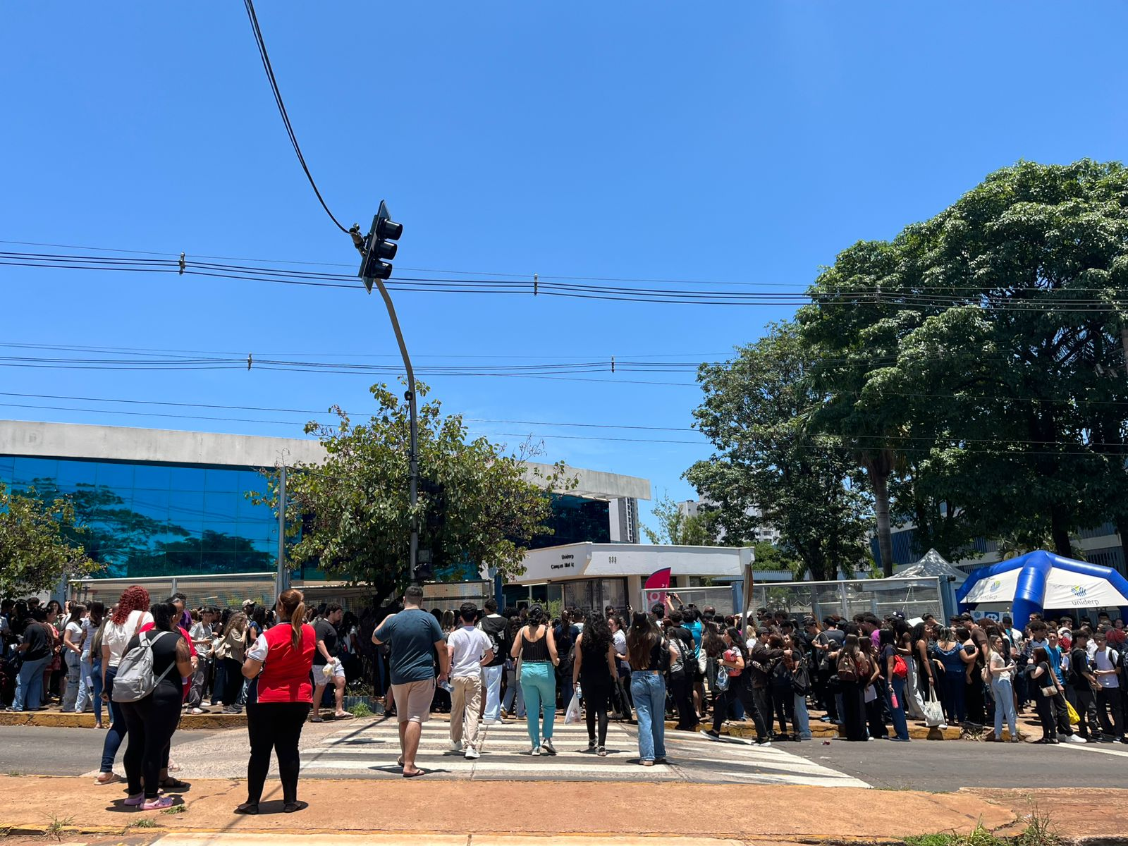 Enem 2025: Expectativa toma conta no primeiro dia de prova em Campo Grande: ‘Coração de mãe fica junto'