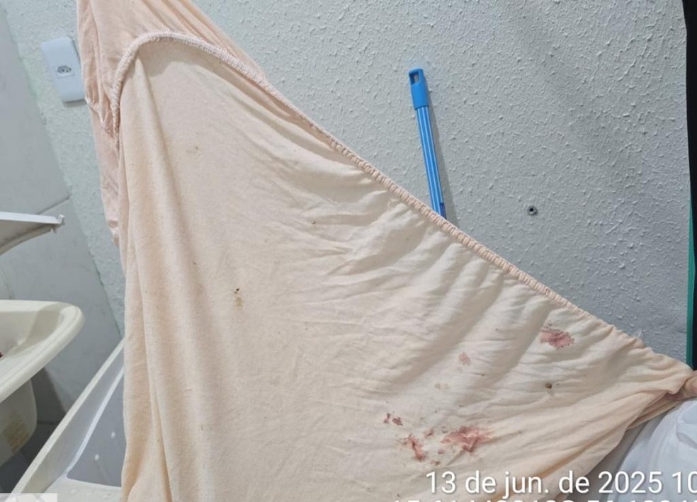 Lençol sujo de sangue encontrado na casa da suspeita — Foto: Polícia Civil