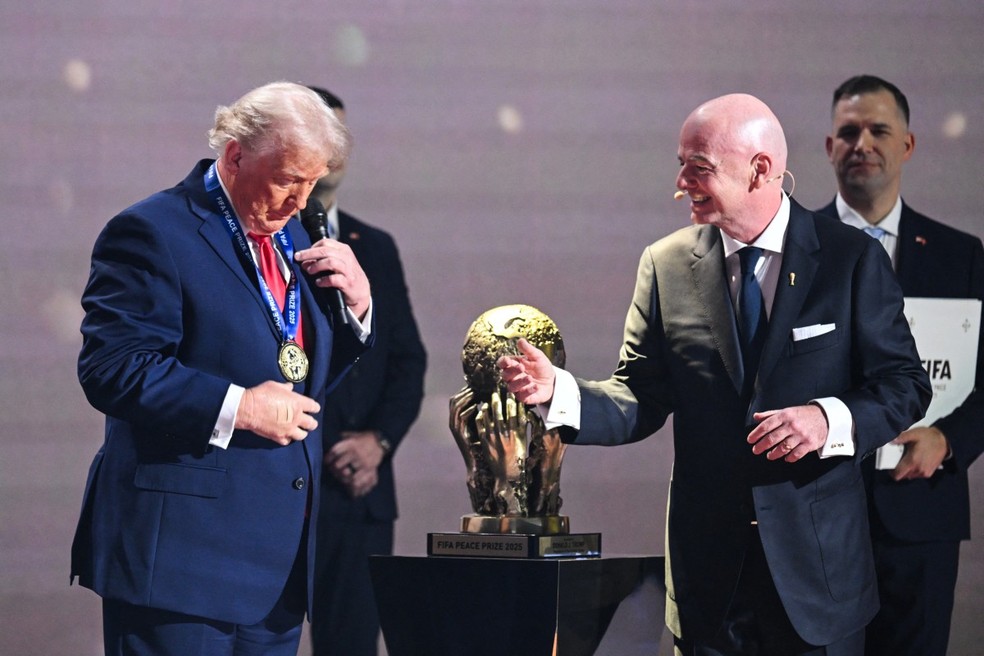 Trump recebe prêmio da paz da Fifa, em dezembro de 2025 — Foto: SAUL LOEB / AFP