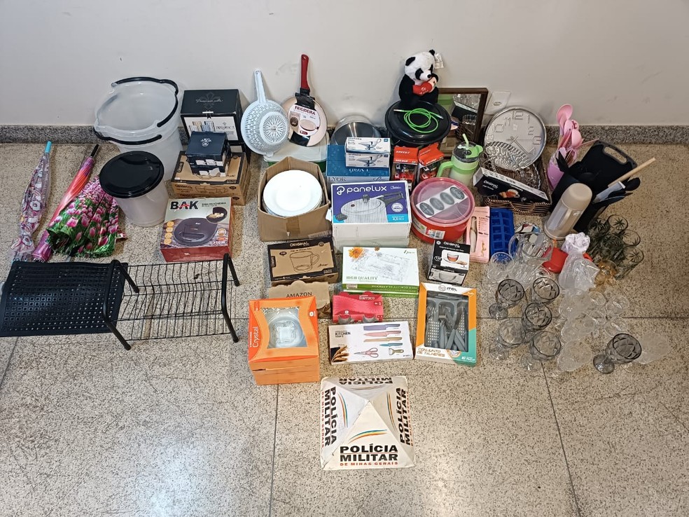 Itens solicitados pela mulher na loja que percebeu o golpe — Foto: Polícia Militar/Divulgação