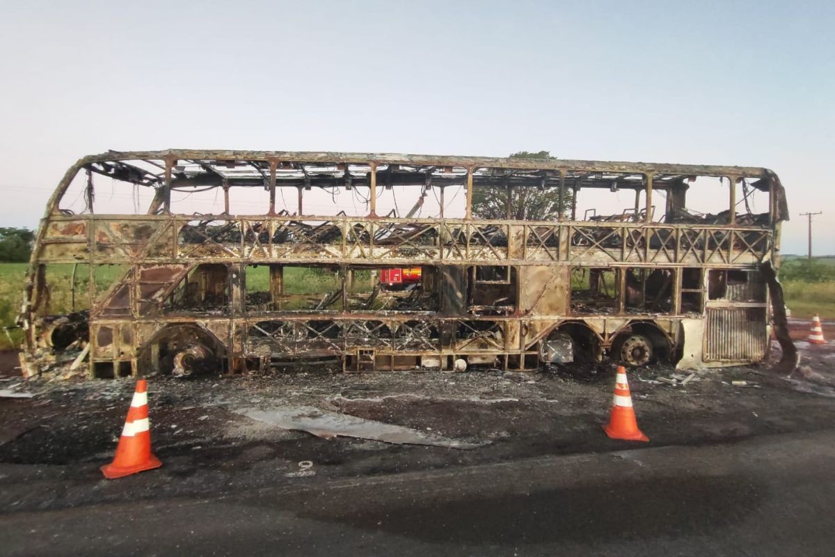 Ônibus que levava 53 pessoas fica completamente destruído após pegar fogo em rodovia de MS