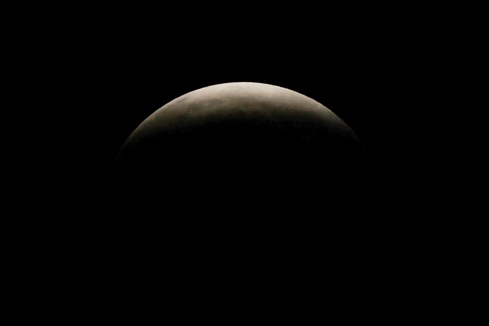Lua durante um eclipse lunar parcial no c�u sobre Bras�lia, Brasil, em 28 de agosto de 2026 � Foto: REUTERS/Adriano Machado