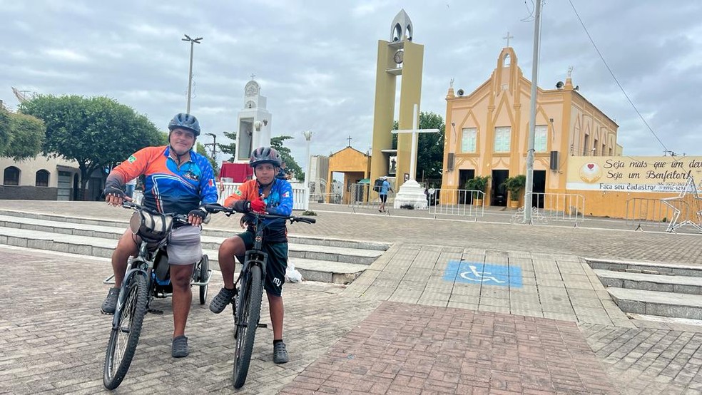 Nicolas e Wilton Lobo viajaram 600km de bicicleta entre Alagoas e Ceará. — Foto: Patrícia Silva/TVM Cariri