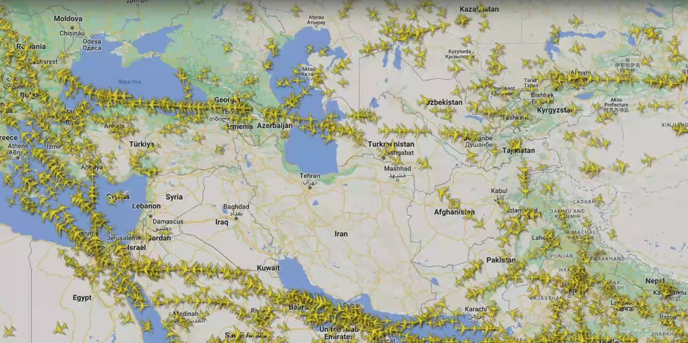 Imagem do site Flightradar mostra que aviões estavam evitando o espaço aéreo do Irã na noite de sexta (25), pelo horário de Brasília, após ataques de Israel — Foto: Reuters/Reprodução