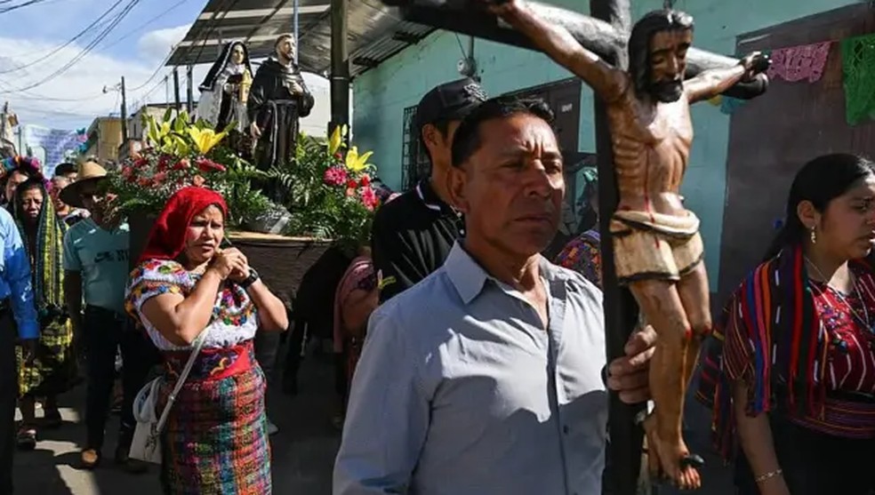 Uma procissão em agosto pediu chuva em Santo Domingo Xenacoj, no Departamento de Sacatepéquez, região central da Guatemala. — Foto: AFP via Getty Images/BBC