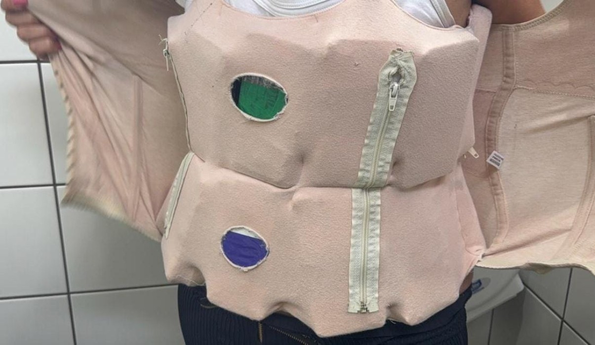 Mais de 50 celulares são encontrados presos ao corpo de mulher durante abordagem na Raposo Tavares no interior de SP 