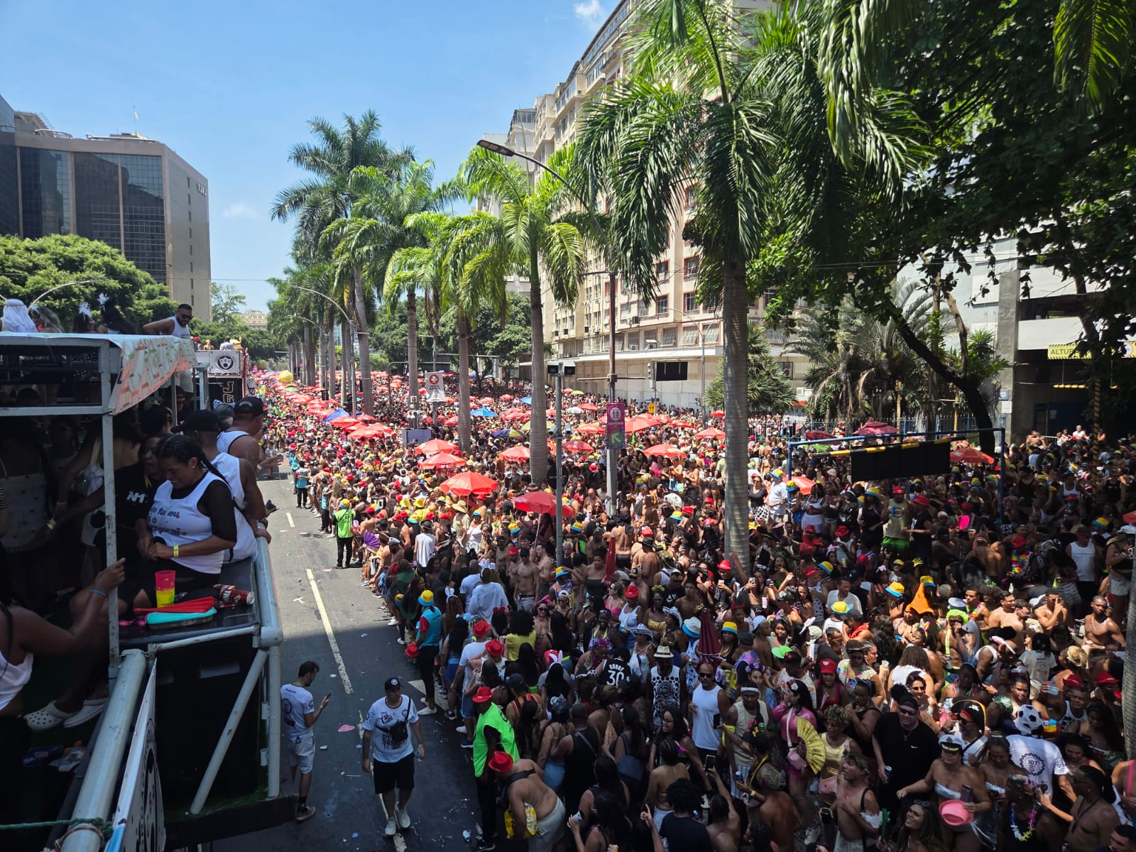 FOTOS: blocos arrastam multidão para as ruas do Rio neste sábado de carnaval
