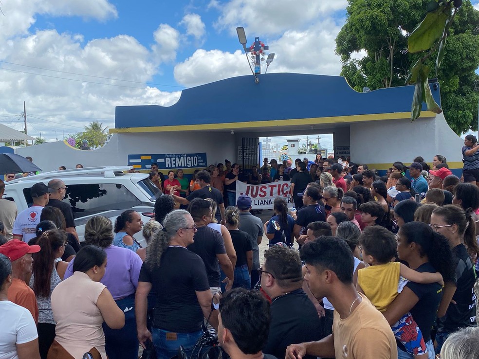 Corpo de bebê vítima de suposta negligência médica em hospital de Campina Grande é sepultado — Foto: Geraldo Jerônimo/TV Paraíba