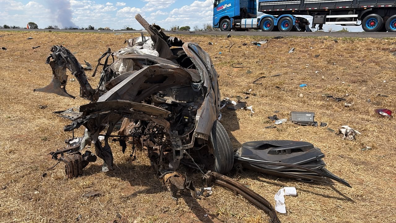 Três pessoas morrem após carro bater de frente com carreta na BR-20, no oeste da Bahia