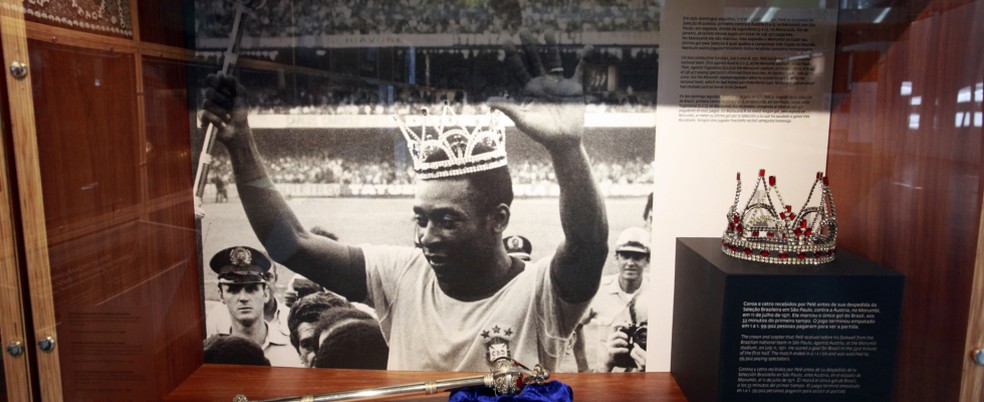 Da caixa de engraxate à coroa: Museu Pelé reúne peças únicas do