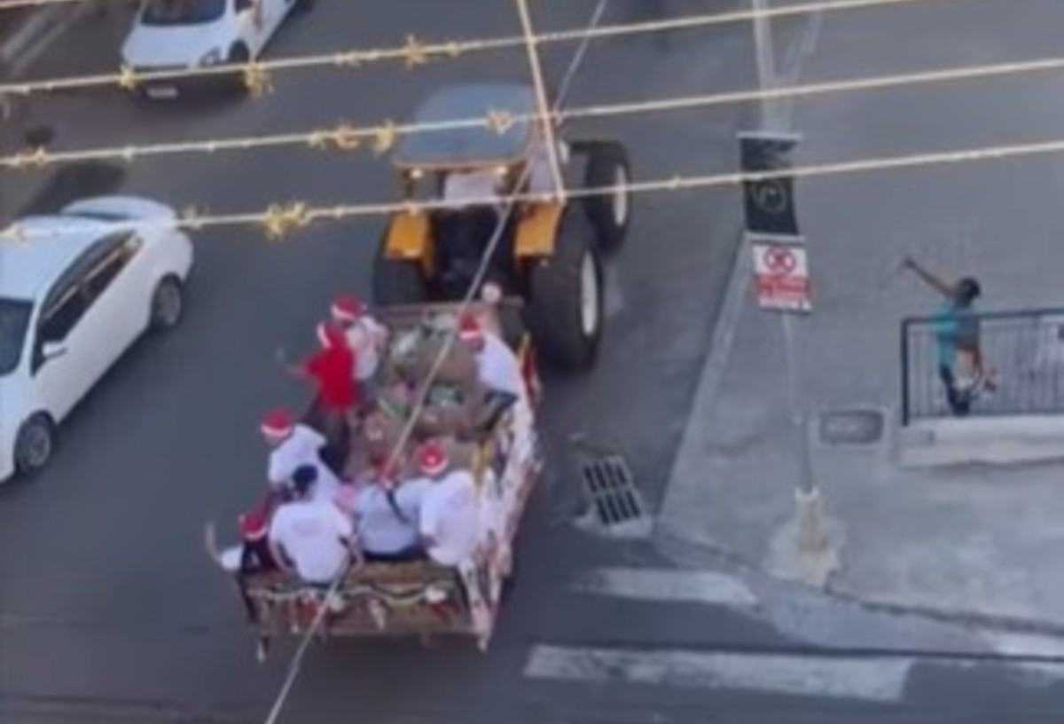 Trator vira trenó de Papai Noel e leva mais de mil brinquedos a crianças em MG; VÍDEO