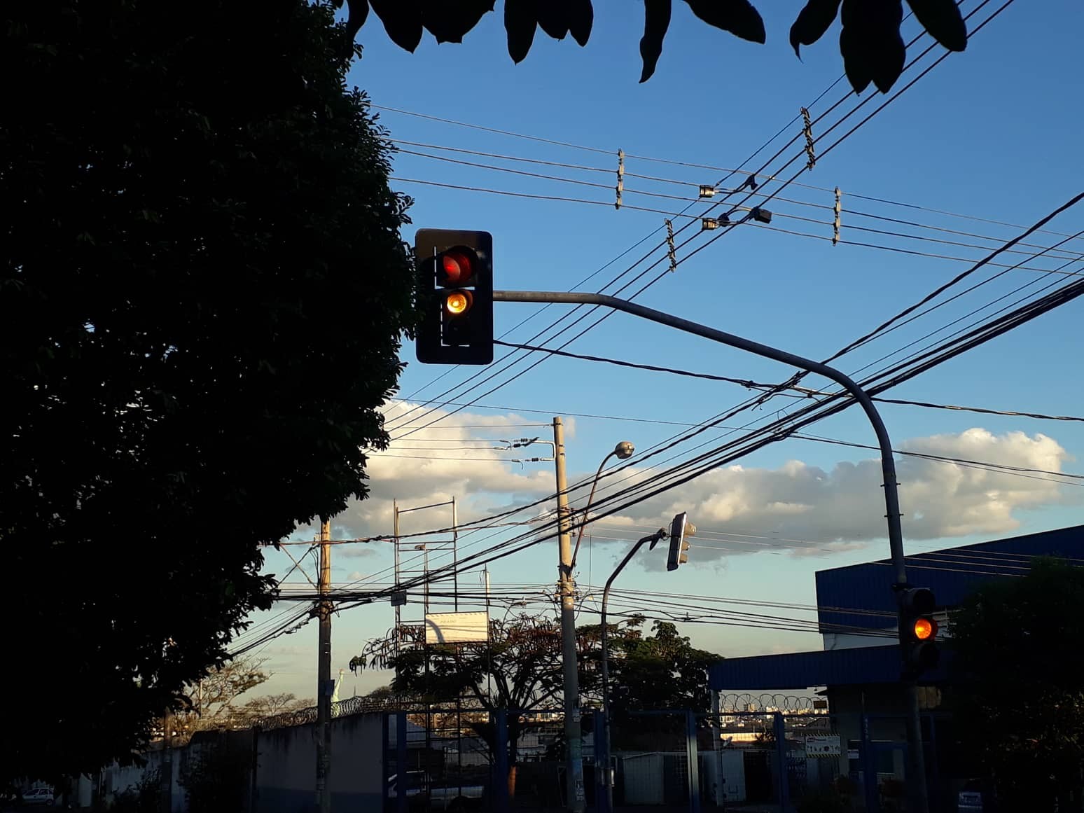 Semáforos no bairro Independência passam a funcionar com amarelo intermitente durante a madrugada, em Taubaté