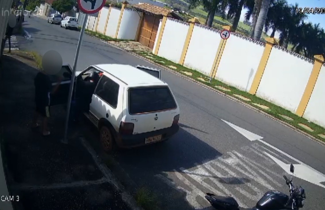 VÍDEO: Família é assaltada à mão armada na porta de casa em Pouso Alegre; polícia busca suspeitos
