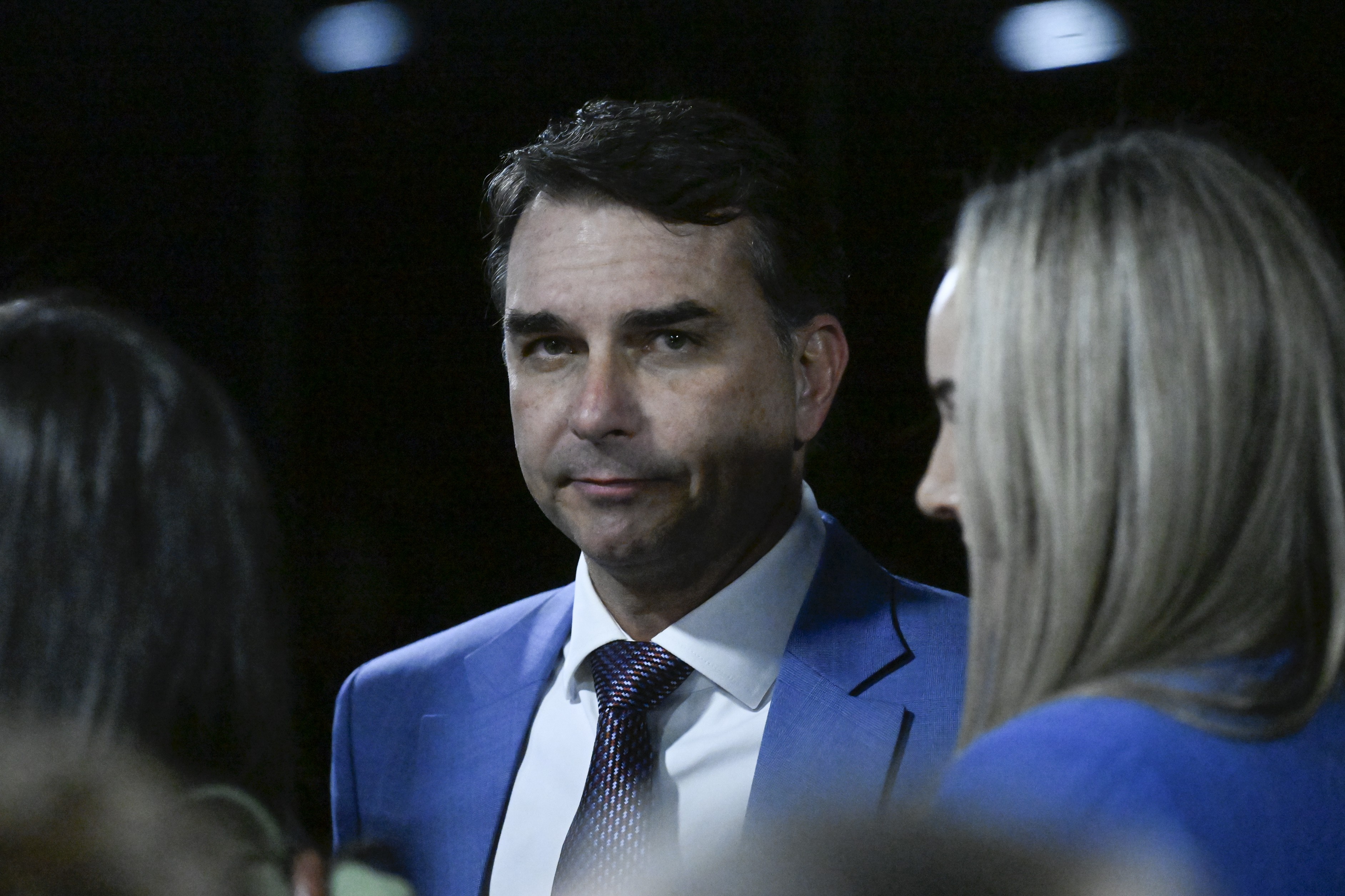 Flávio Bolsonaro perde apoio entre evangélicos, mulheres, jovens e no Sudeste, mostra Quaest